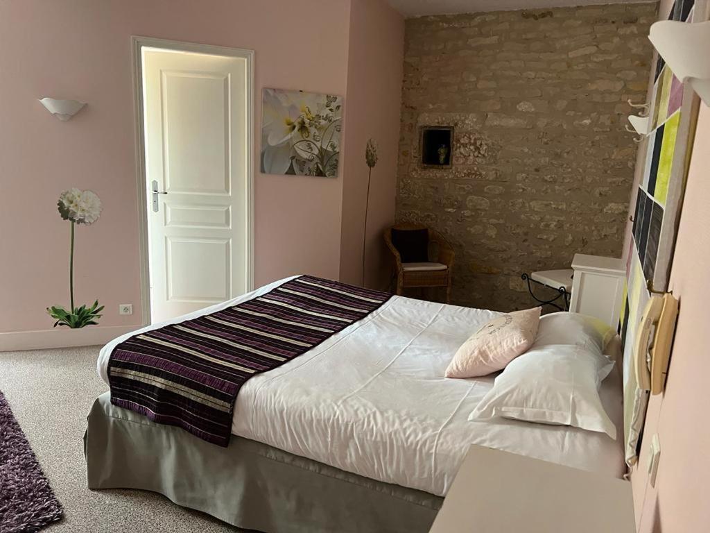 Le Grand Monarque Donzy Hotel Екстериор снимка