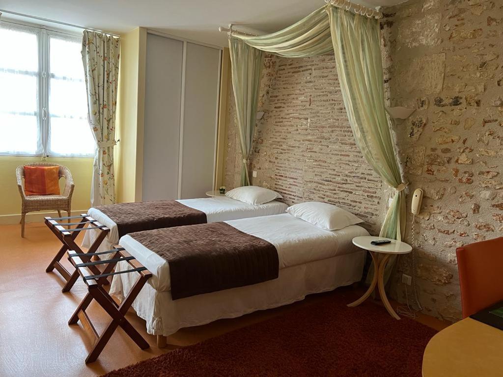 Le Grand Monarque Donzy Hotel Екстериор снимка