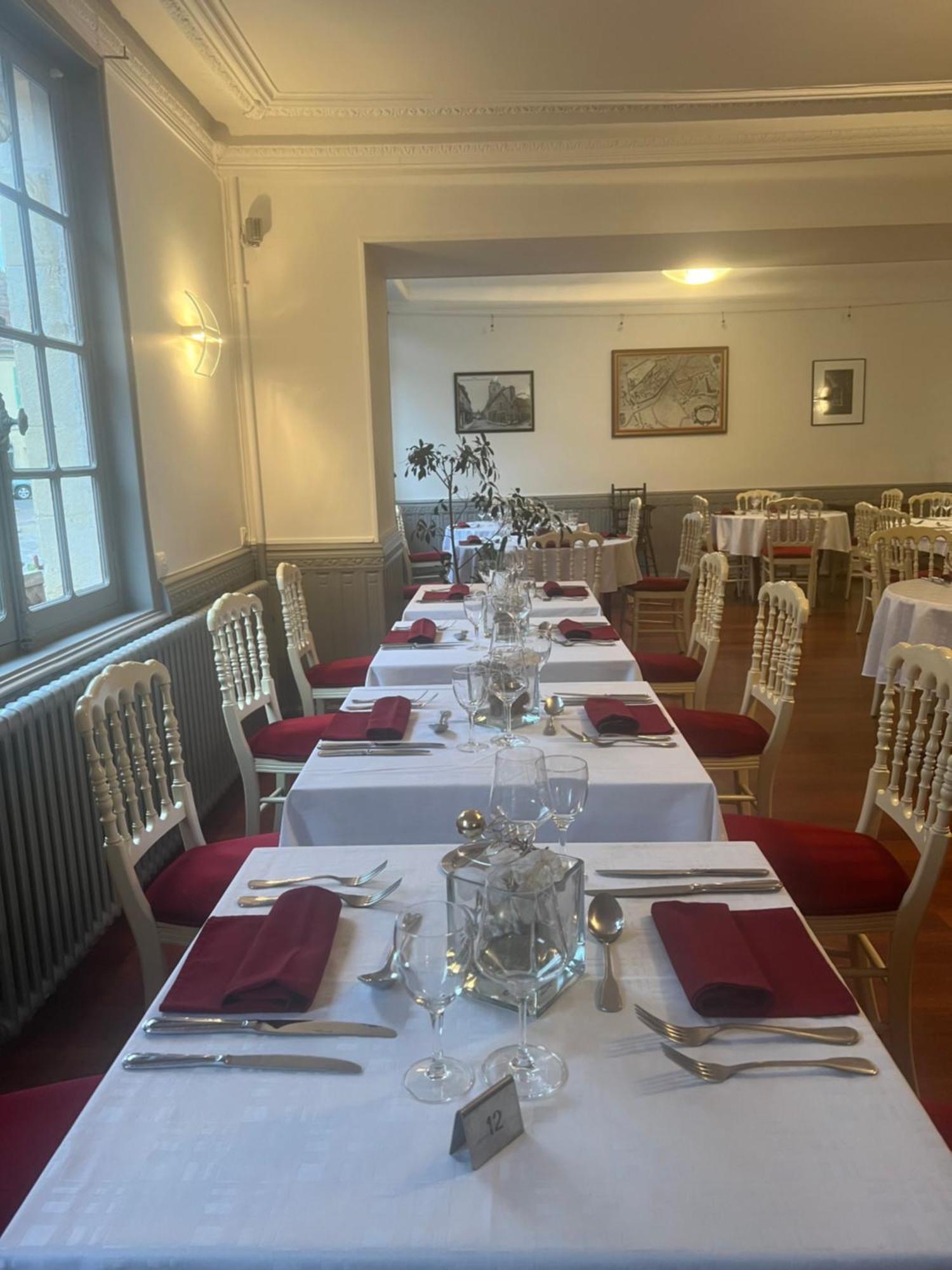 Le Grand Monarque Donzy Hotel Екстериор снимка